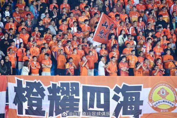 球迷疯狂助威激发球员斗志取得关键性胜利的简单介绍